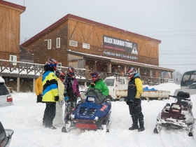 higashiyama_black-diamond-tours_snowmobile-group_2011-12-11